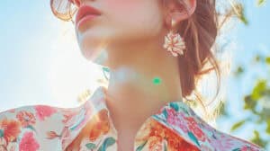 Frau mit Blumenhemd in der Sonne