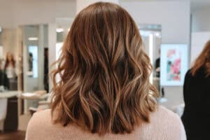 Braunes, welliges Haar in einem Friseursalon