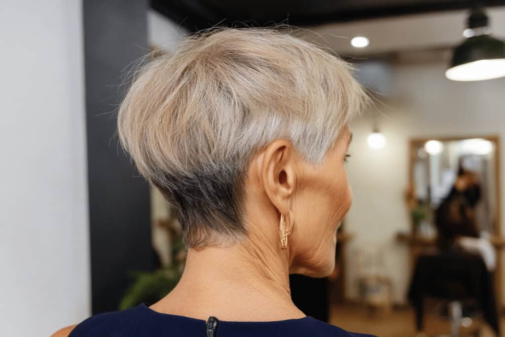 Frau mit Kurzhaarschnitt im Friseursalon