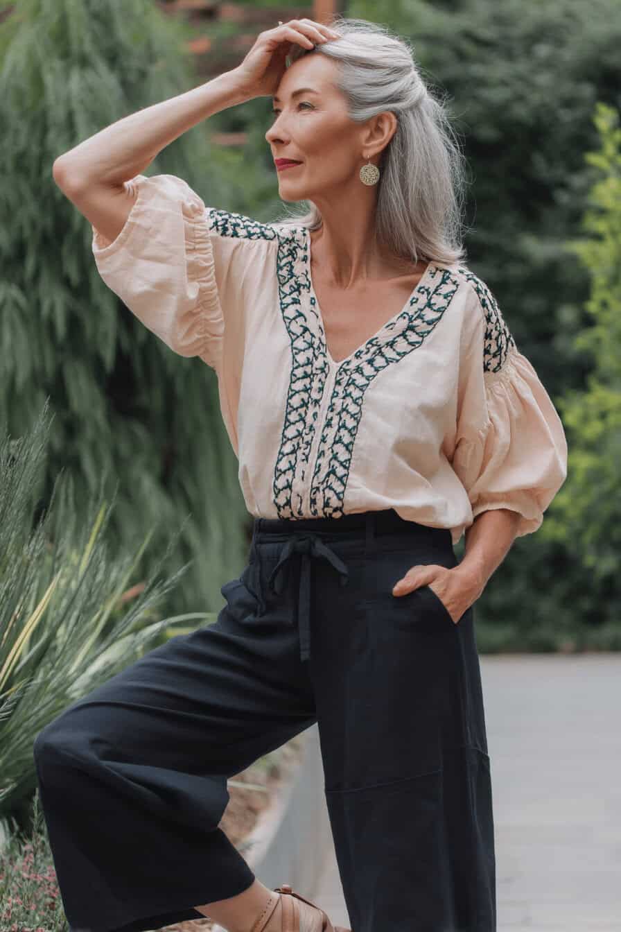 Elegante Frau in sommerlichem Outfit im Freien.