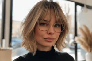 Person mit Brille und blondem Haar