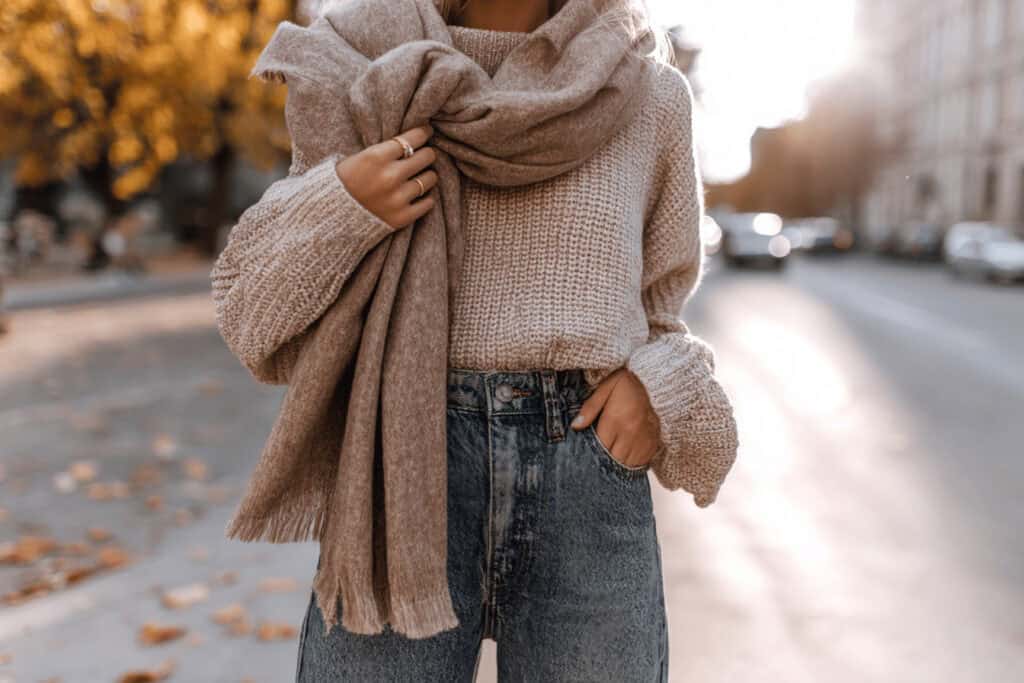 Frau im Herbstoutfit auf Straße