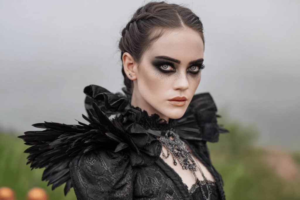 Frau im schwarzen Gothic-Kostüm mit dramatischem Make-up