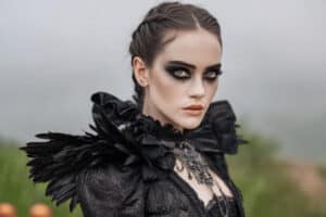 Frau im schwarzen Gothic-Kostüm mit dramatischem Make-up