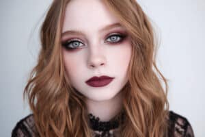 Frau mit dramatischem Gothic Halloween Make up und dunklem Lippenstift