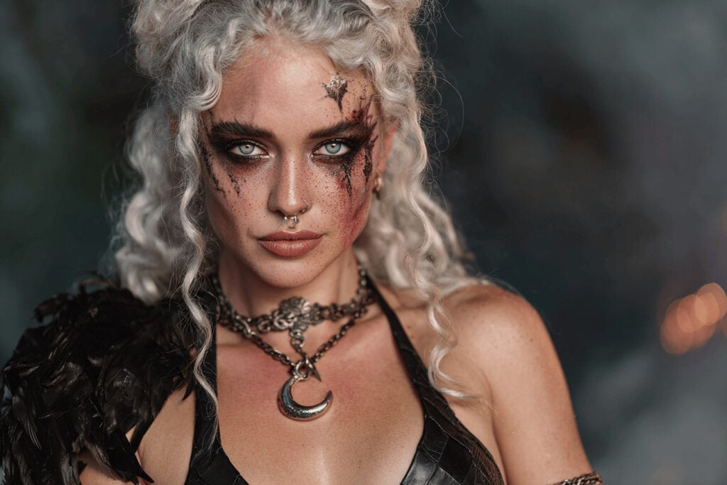 Frau mit gruseligem Halloween Make-up und weißem Lockenhaar