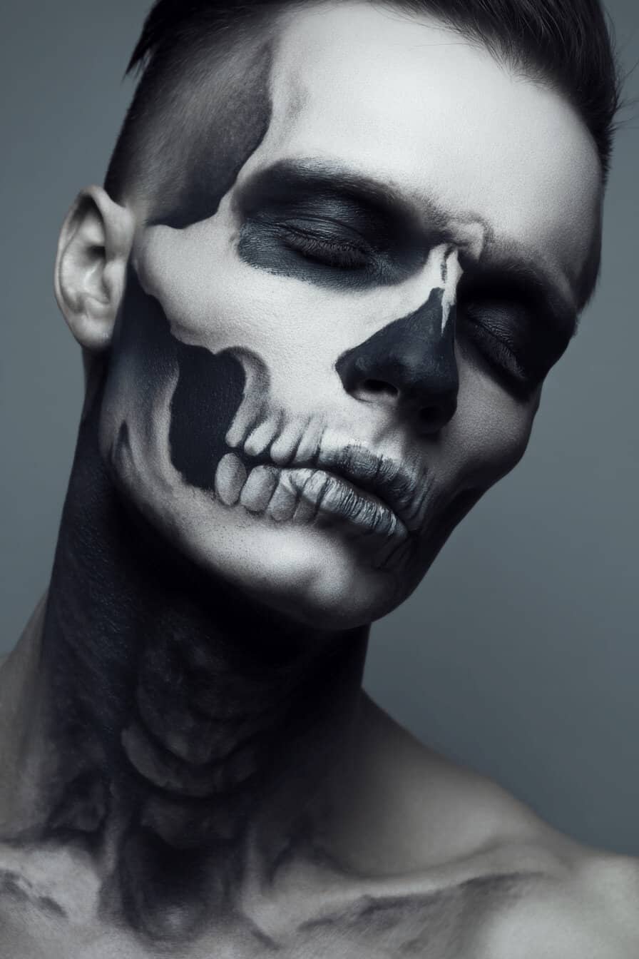 Mann mit detailliertem Totenkopf Halloween Make-up