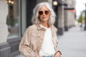 12 inspirierende Frühlings-Outfits für den Alltag ab 40, die Stil und Komfort verbinden