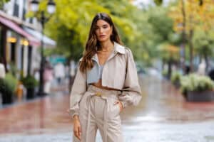11 frühlingshafte Outfit-Ideen, mit denen du selbst bei Regenwetter stylisch bleibst