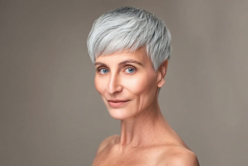 11 moderne Kurzhaarschnitt-Styles, die den Wechsel zu grauen Haaren mühelos begleiten
