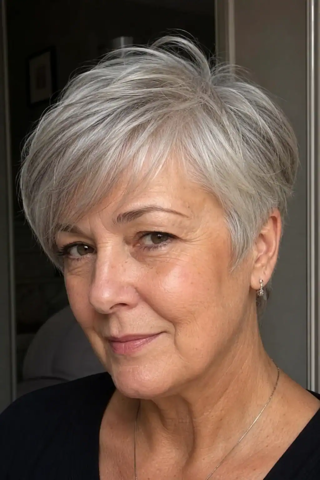 Pixie Cut mit seitlichem Pony bei älterer Frau