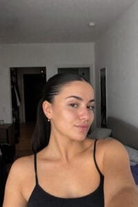 Einfacher Sleek-Ponytail mit mittigem Scheitel
