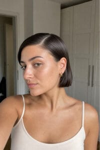 Seitlich gescheitelter kinnlanger Sleek-Bob mit Glanz