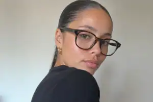 14 stilvolle Ideen für glatte Frisuren, die perfekt zu deiner Brille passen