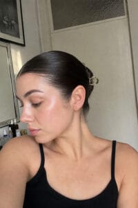 Seitlich geglättete Haare mit goldener Haarspange