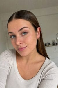 Glatt geföhnte offene Haare mit Mittelscheitel