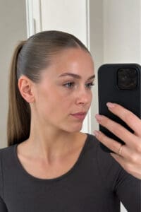 Hoher, glatter Sleek-Ponytail mit straffem Ansatz