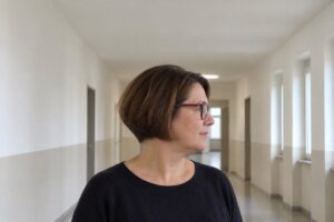 Frau mit Brille im Profil: Bob mit steil aufgebautem Nacken