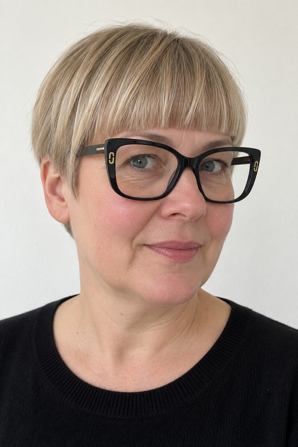 Frau mit Brille: Kurzer Schnitt mit gerader Ponykante und schwarzer Schmetterlingsform