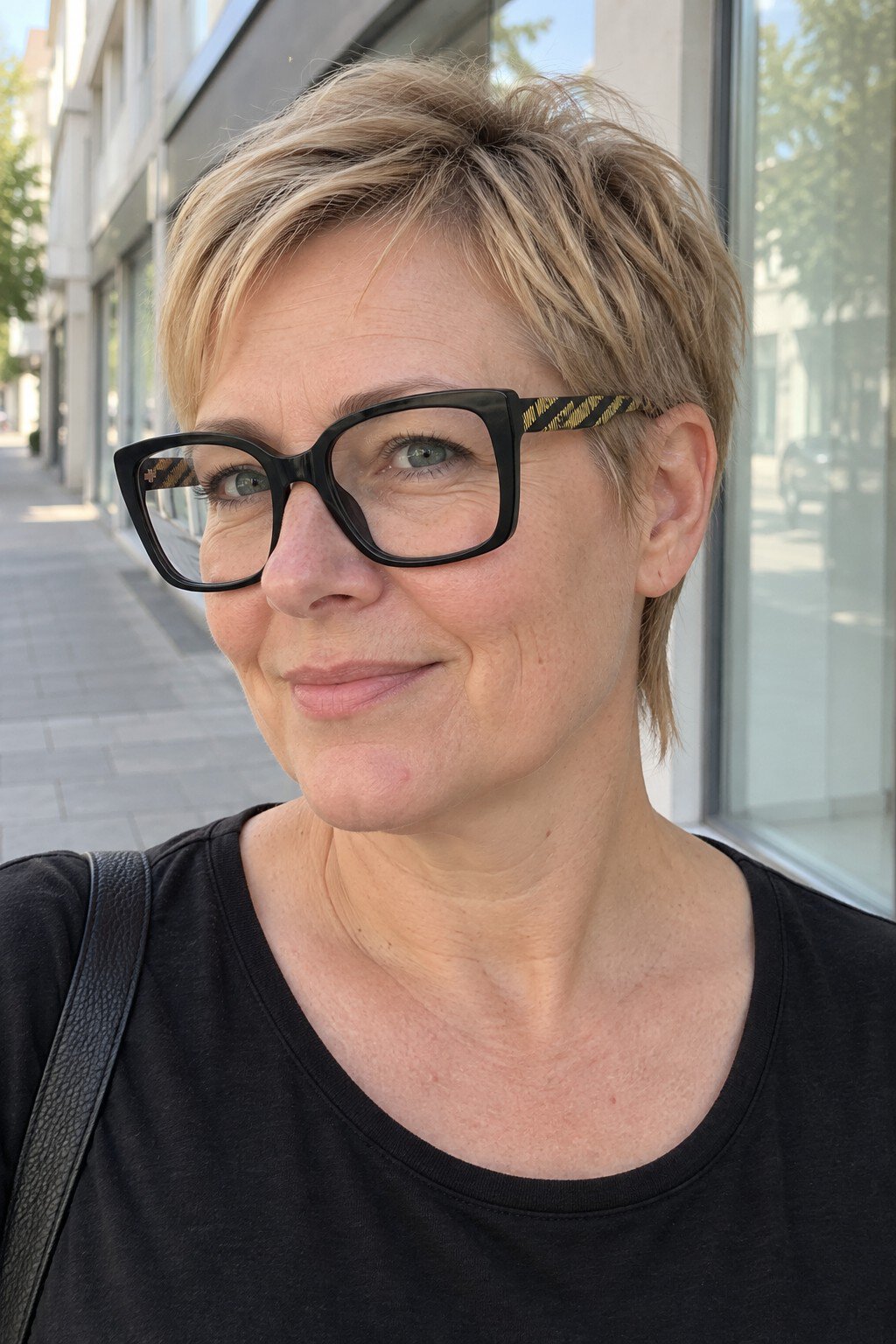 Frau mit Brille: Kurzer Schnitt mit schmaler Nackenspitze und schwarzer Eckform