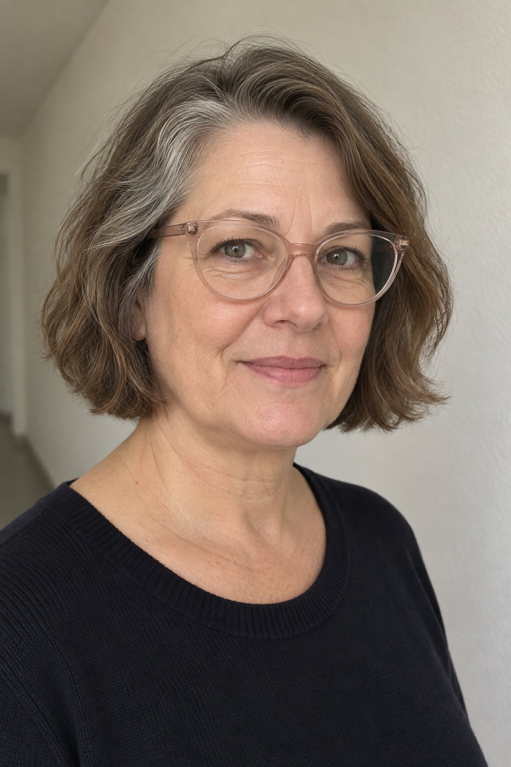 Frau mit Brille: Kinnlanger welliger Bob mit nudefarbener Fassung