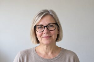 Frau ab 50 mit Brille und kinnlangem Bob bei feinem Haar