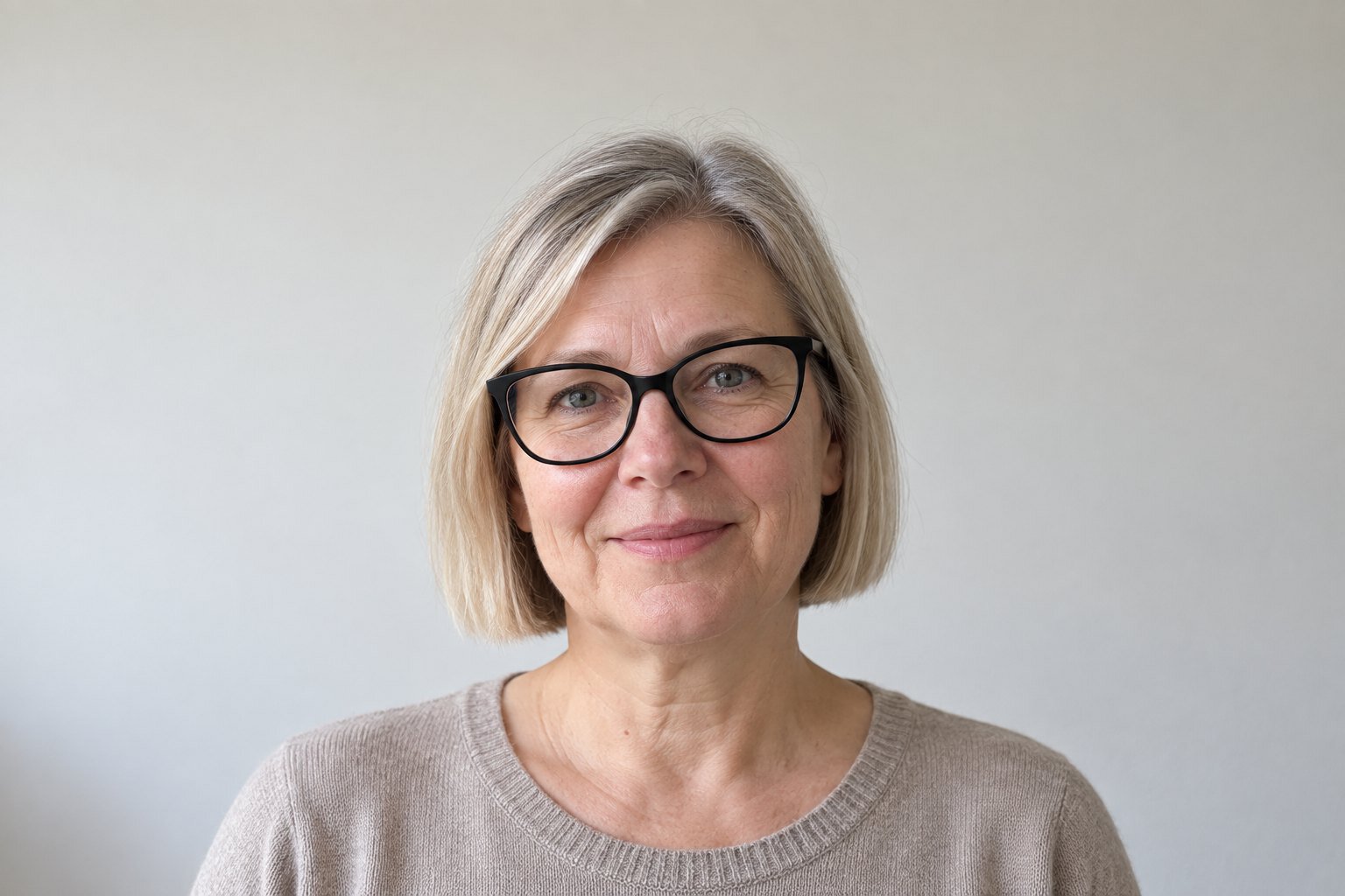 Frau ab 50 mit Brille und kinnlangem Bob bei feinem Haar