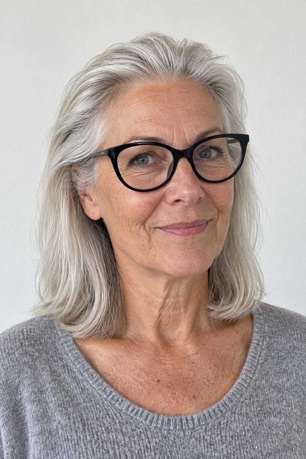 Frau mit Brille: Aus dem Gesicht geföhntes Mittellang mit kräftiger schwarzer Fassung