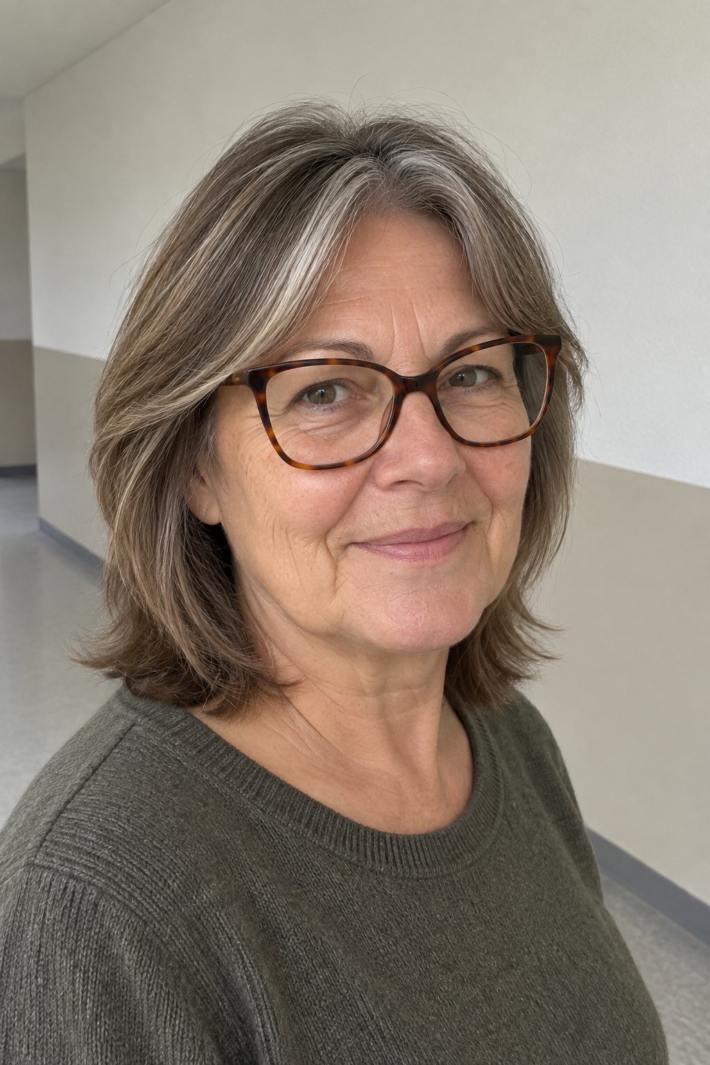 Frau mit Brille: Gestufter Mittellangschnitt mit Curtain Bangs und Schmetterlingsform