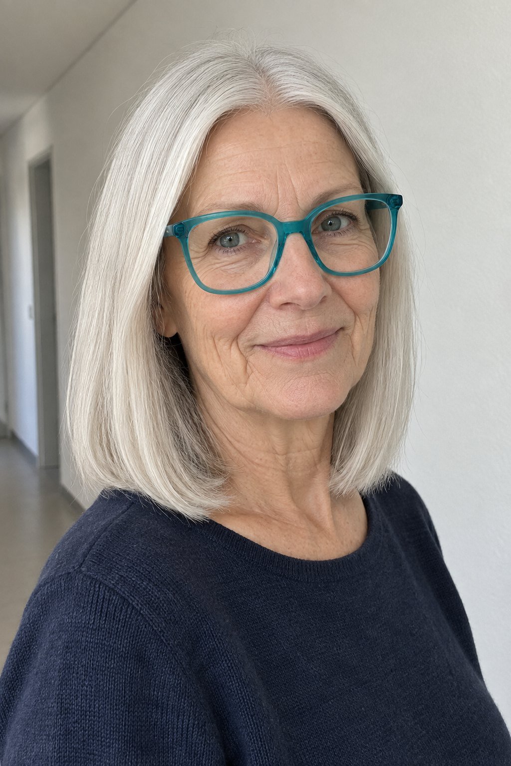 Frau mit Brille: Glatter Lob mit Mittelscheitel und breiter transluzenter Fassung