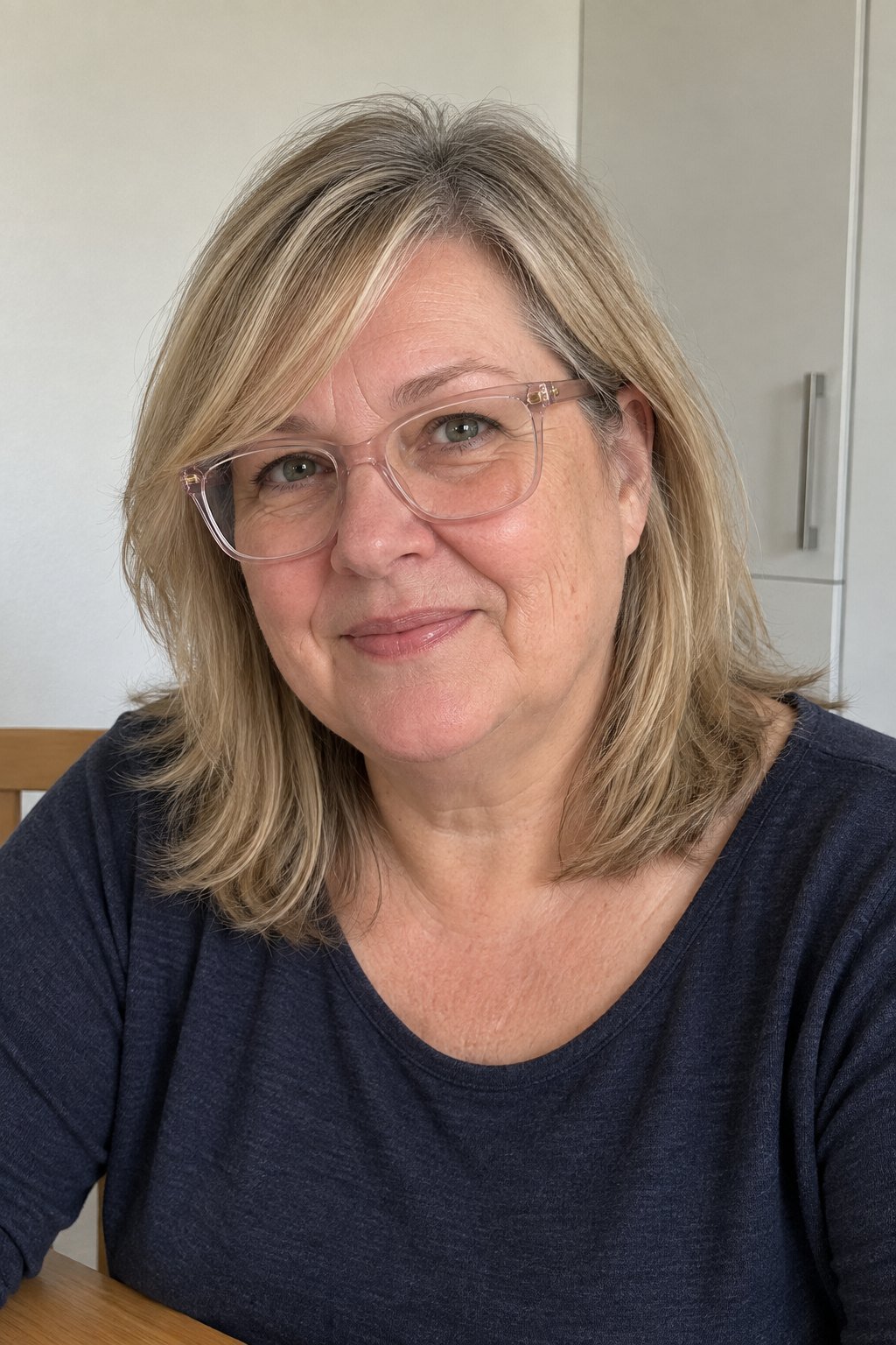 Frau mit Brille: Weicher Seitenpony mit heller, fast unsichtbarer Fassung
