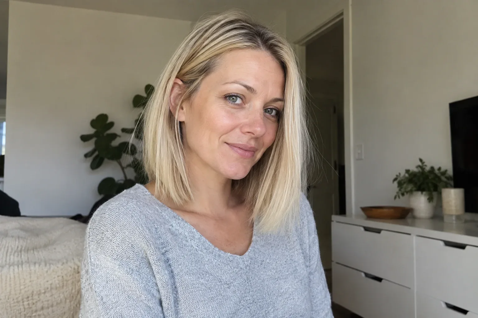 14 Ideen, wie du deinen blonden Long Bob bei feinem Haar glatt stylst